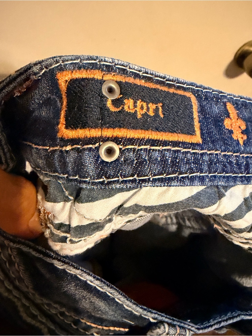Rock Revival Women’s Size 30 Makin Capri Jeans Embellished Fleur de Lis Y2K - Picture 9 of 12